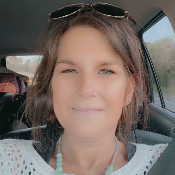 Meet your Posher, Lindsay B - Picture 2 of 15